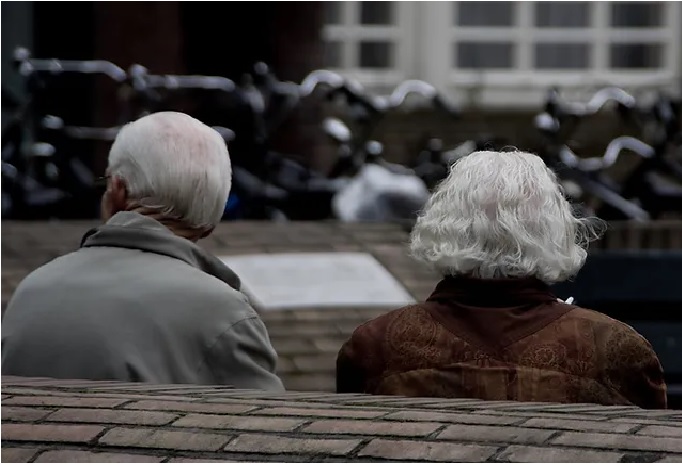 “Divórcio grisalho” leva mais idosos a viverem sozinhos nos Estados Unidos